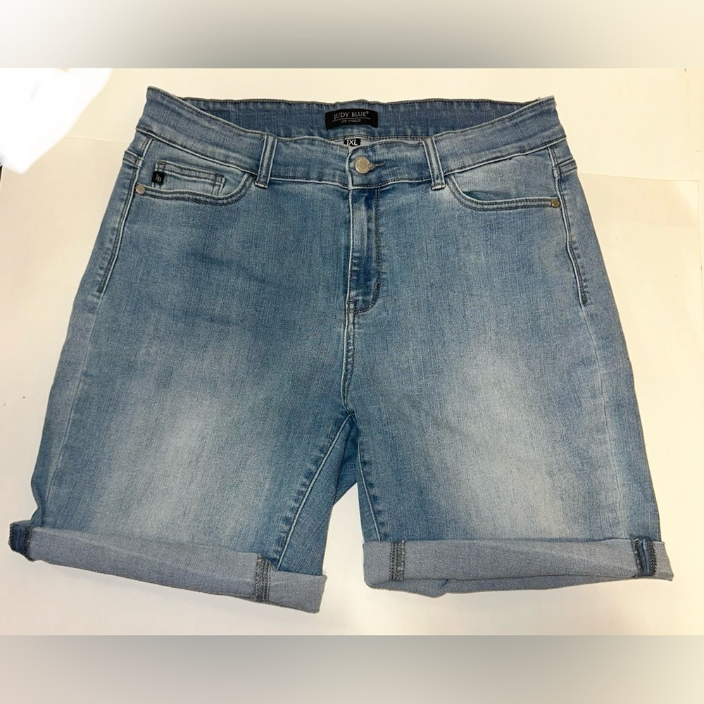 Judy Blue Bermuda Denim Jean Shorts Women’s Size 1XL‎ Mid Rise Light Wash Cuffed